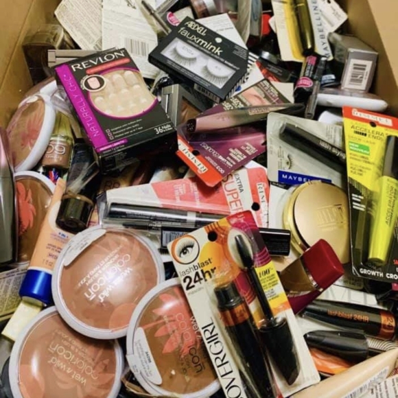 Assorted Cosmetic Wholesale Boxes - Picture 2 of 4